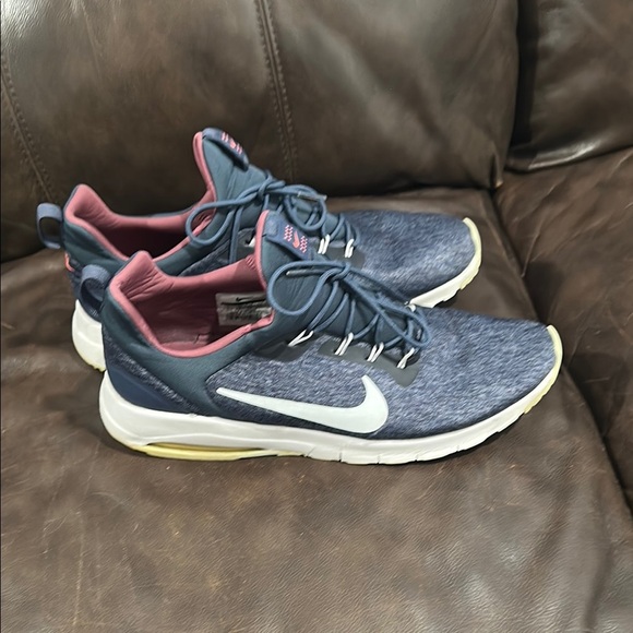 Nike Blue and Pink Sneakers with Sporty Design - Picture 5 of 7